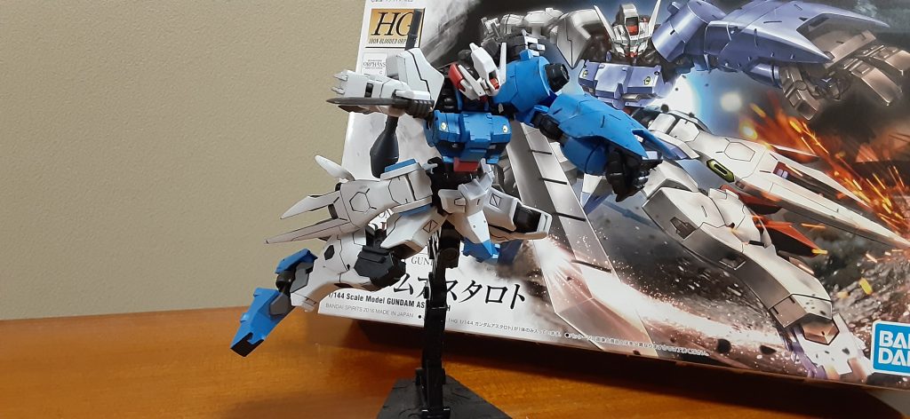 右肩と両前腕の合わせ目はタミヤセメントで消してます右肘に1.2ミリを立てて貼り付け、右腕はMsカラーのMS白で塗ってますナイフはシャープ化してガンメタに塗装してます。サブナックルの指角度変えて握りこぶしになるようにしてます。