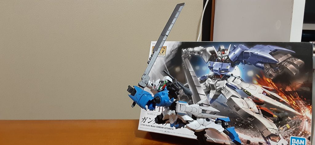 デモリションナイフは刃先に1.2ミリプラ板を細く切って貼り付け削りました。塗装はガンメタにしてます。眼光エフェクトはサーベルのランナーを切ってあぶって形変えました。この写真だと見えないですが右足もプラ板貼って塗装してます。