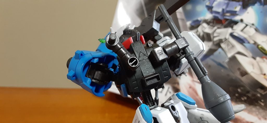 バックパックのスラスターがショボかったのでこれもビルダーツパーツのスラスターセットのを貼り付けてます。バックパック自体は艶消し黒、スラスターはガンメタで塗ってますあとバックパックの後ろ肉抜きをプラ板で塞いでます、ただ下側は真ん中開けて脊椎部分が通れるようにしてますファウストはサイコザクのあまりを30msのジョイントパーツで取り付けました。