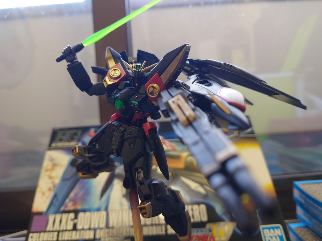 某ゲームの格闘に入る風的な。ツインバスターライフルは1度切り離してプラ板で4mm延長しました。しかしその後のディテール追加などが思うようにいかなかったのが悔し……サーベルエフェクトの部分はヤスリで削ったらいい感じになりましたw