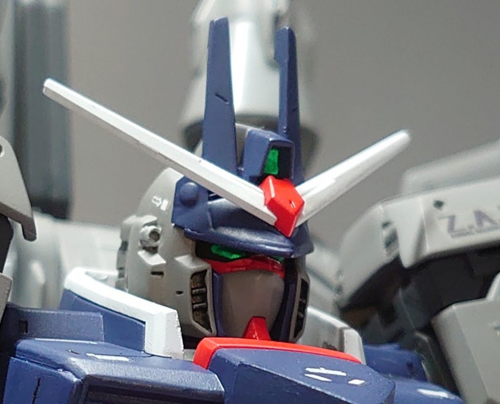 頭部、ヒサシ部分下部にプラ板を貼り付けより鋭い印象になるように加工を施してより引き締まった表情にしています。