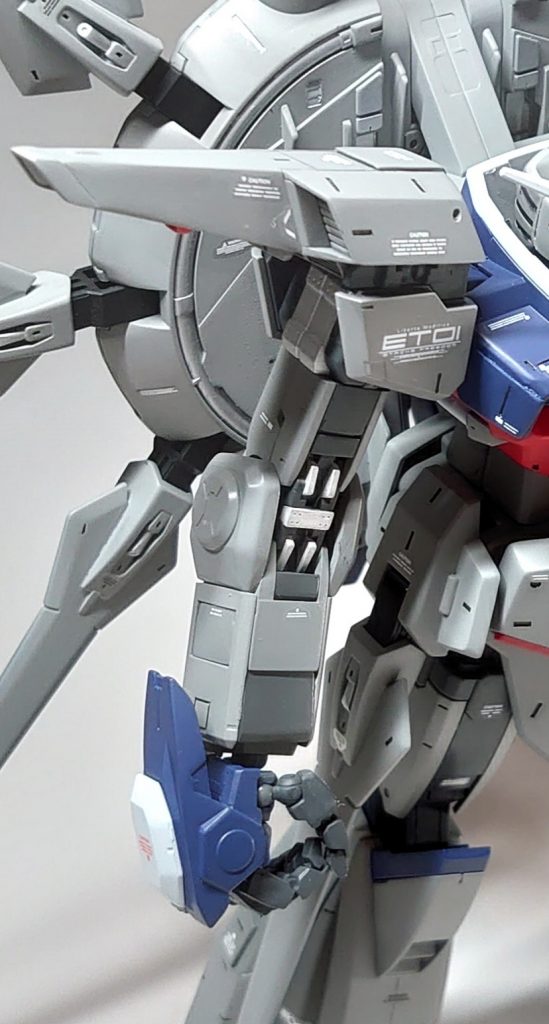 両腕には肩アーマーのラインが似ていたのでデザインがシンプルなMG 1/100 RX-78-2 ガンダム ver3.0を使用しベースフレームとアーマー下半分にレジェンドの肩アーマー上部を移植。前腕部ヒジ部分の装甲をレジェンドから切り出し移植。その他、手甲部アーマーなどレジェンドガンダムに合わせて加工を施しジョイント部分はver3.0のものをレジェンドに移植する方法でミキシングしています。
