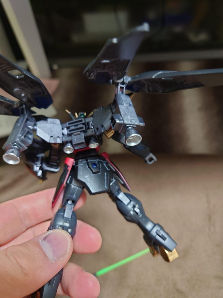 バーニア内部はシルバーに塗り分けしてます。0.5のプラ板を切って貼り付けてディテールアップ狙ってますが……難しい💦