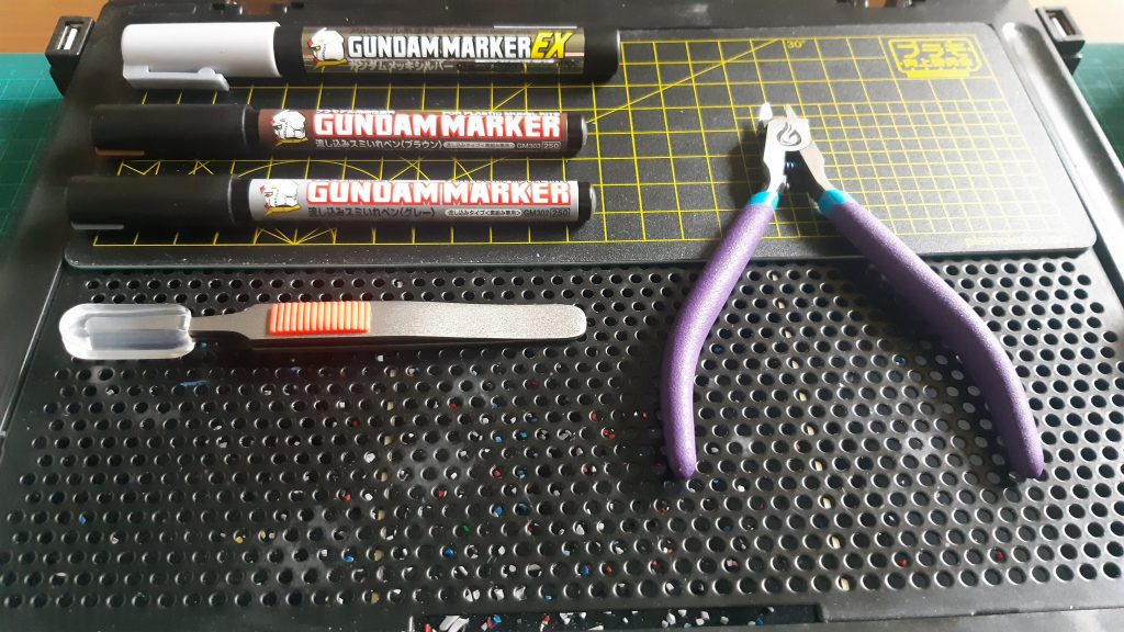 スミ入れにガンダムマーカーを使ってみたのですが、水性クリアーでも滲んでしまいました。一部は削って塗り直してます。