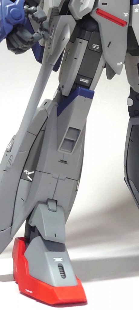 こちらも腕部に合わせてver3.0を使用。ヒザ下はレジェンドのものを加工して使用。また太モモのディテールに合わせてスジ彫りを追加し情報量を増やしています。