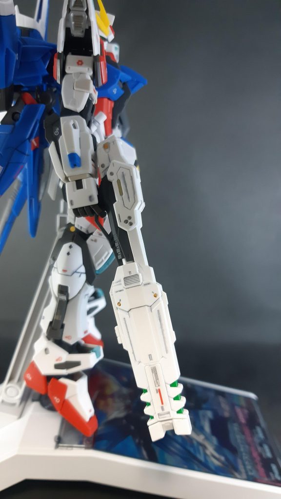 ライフルの丸モールドを金や銀で部分塗装してみました。フレームのグレーが少し目立つ気がしたので、ちょこちょこ銀で塗って雰囲気を明るくしました。