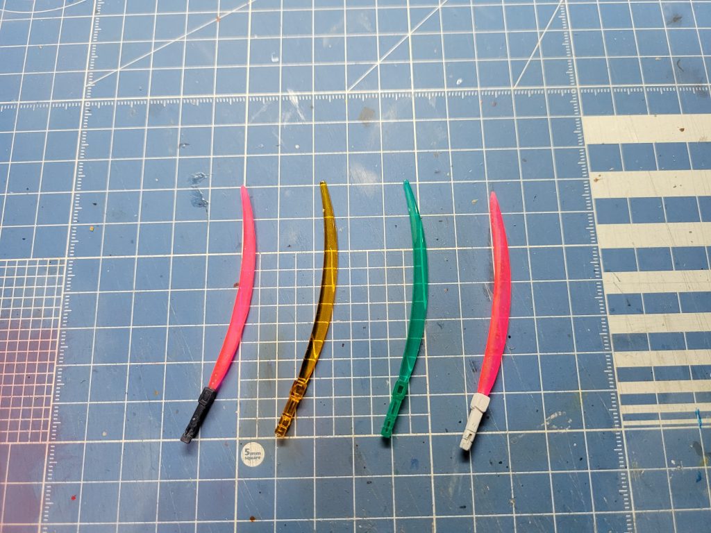 キットのサーベルは、ランナーの都合上、クリアーパーツの色になっているので、UVレジンで複製しました。