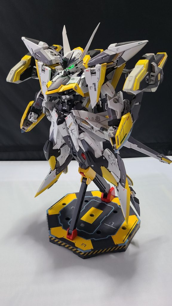 頭部にはLEDを内蔵し電池BOXは胴体部に内蔵しています。