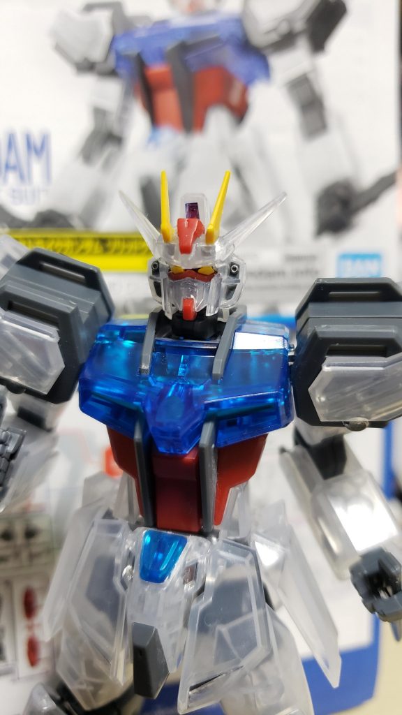 クリアー下のグレーや赤色のパーツにガンダムマーカーEXメッキシルバーをちょい塗りして仕上げました。クリアーの奥がキラキラして見えます！