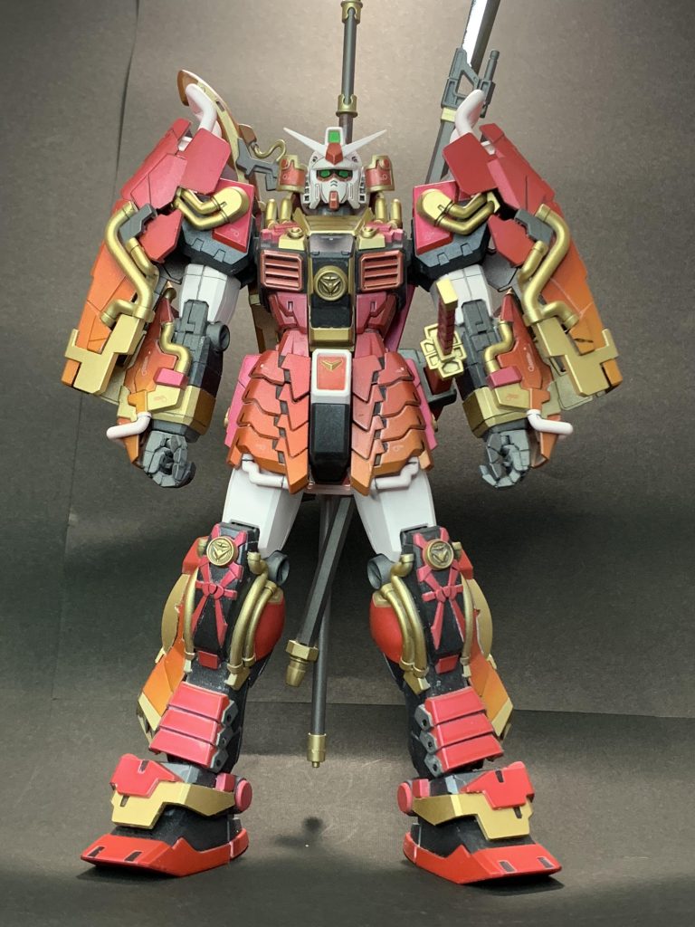 ツインアイをガンダムマーカーのグリーンで塗装後、蛍光グリーンを上塗り。エナメルブラックで鎧の一部を塗装、スミ入れを施しデカールを貼り、仕上げのクリアを吹いて完成!何も気にしないで作ってて完成した時に気付いたのはこの頑駄無、コクピットがないのね。そもそも出自がガンダム無双で設定が無人機だったから当然ですな。