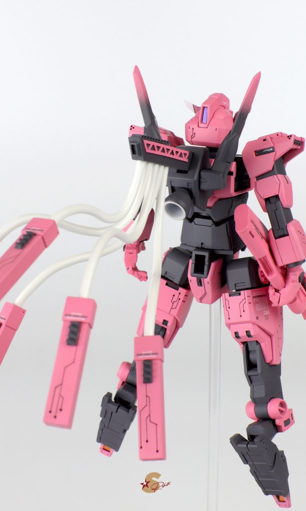 予備マガジンは一つ一つにサーキットパターンのスジ彫りデザインと、裏面にナンバリングデカールを施しています。