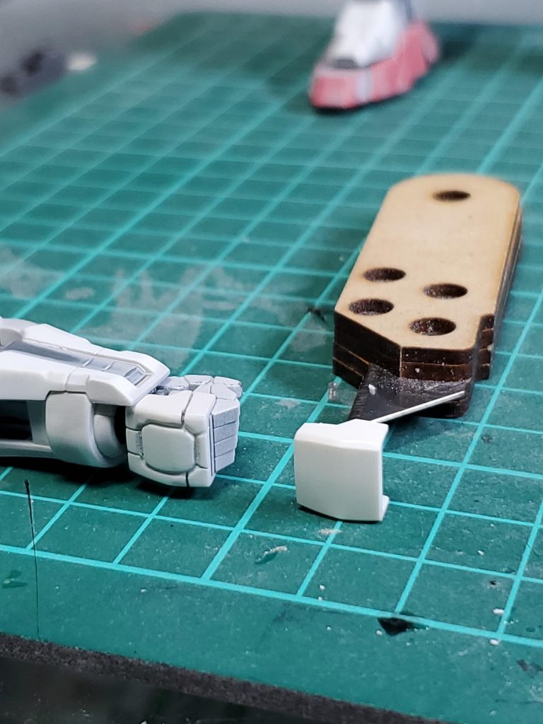 稼働指が好きではないので、他のMGのハンドパーツを彫り込んでエクシアっぽくしています。右側が元々です