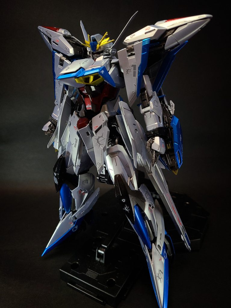 ODR(オーブ外務省外郭団体国際協力機構管轄組織国際災害救助隊)が運用する、その任務の中核として位置付けられる可変モビルスーツ。ユニウス条約締結後、主権を取り戻したオーブが、中立国家としての立場を維持しつつ、国外の国籍保有者の生命財産を守る目的で運用される。最大の特徴としてMA形態への可変機構を有し、MA形態での最高速度は音速を超える。同年代の機体でこれに匹敵する速度に到達する機体は如何なる勢力にも存在しておらず、エクリプスはこの超高速飛行を以って現地へ向かい、任務を遂行する。また、ミラージュコロイドステルスを用いた高度なステルス能力を持ち、「眼の前にいても視覚認識できない」ほどの高度な隠密性を有する。可変機としては、後発のムラサメシリーズに比して圧倒的な可変時の高速度・高高度飛行を実現。また、オーブが戦後秘匿したフリーダムのフレーム構造を徹底的に検証し、再現した事でMA形態、MS形態のどちらにおいても高い耐久力を誇り、可変MSにおける欠点である近接戦闘時の脆弱性を克服した強靭さを実現。また、その洗練された構造は同年代でも最高クラスの動きを可能とした。高速飛行を実現させる変形機構を追求した結果、飛行時の安定性を損なうデッドウェイトとなる過剰装備は排除され、武装は基本的なもののみとなっている。しかし、それはMS形態時の適応力を失う事を意味しており、これを補う為に開発陣はストライカーパックシステムに着目。オプション装備方式を採用する事によって回答とした。また、従来兵装に加えて新規開発を行う事で更なる多様性を得る事も想定している。