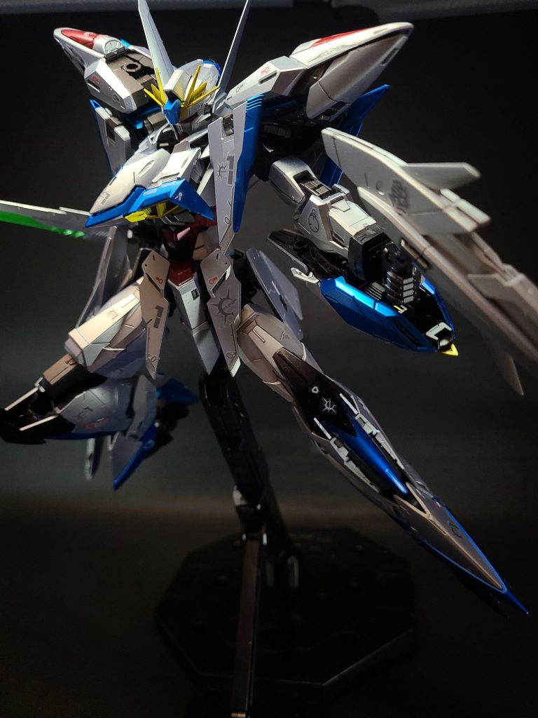 ストライカーパックシステム背部コネクタを介し、各種ストライカーパックを装着する換装システム。可変による音速飛行を主とする為に余剰装備を備えられなかった事に対して、それをオプション化する事で様々な作戦に対応可能となった。