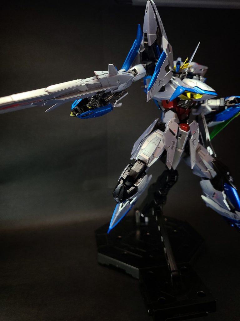 武装・必殺攻撃72E4式ビームライフル「ジンライ」左右サイドスカートに二挺マウントされたエクリプス専用のビームライフル。MA形態では安定翼としての役割を果たす。使用時にはグリップを回転させ、マニピュレータに把持させる。