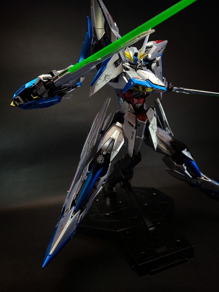 72式ビームサーベルジンライのグリップを分離する事で抜刀状態となる、エクリプス専用のビームサーベル。