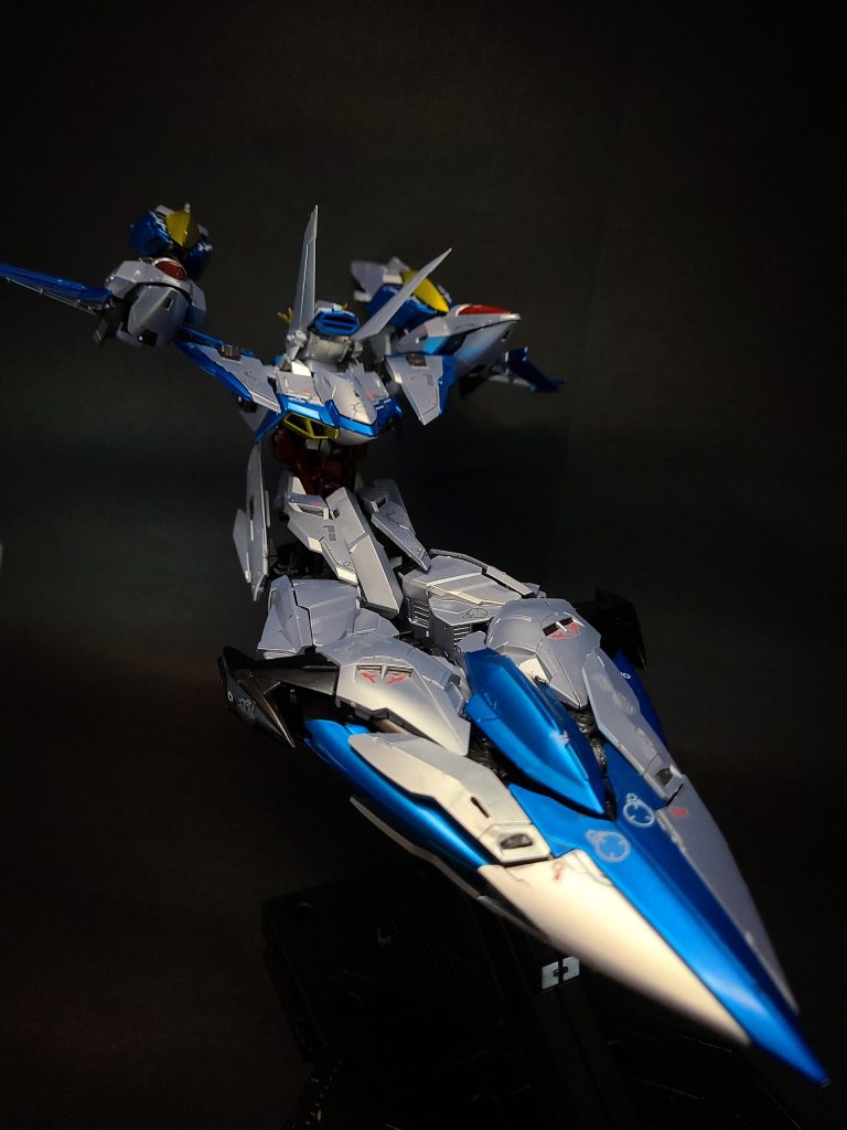 変形MS形態及びMA形態への変形が可能。ストライカーパックシステムを搭載する関係上、背部を塞がない可変機構を採用。