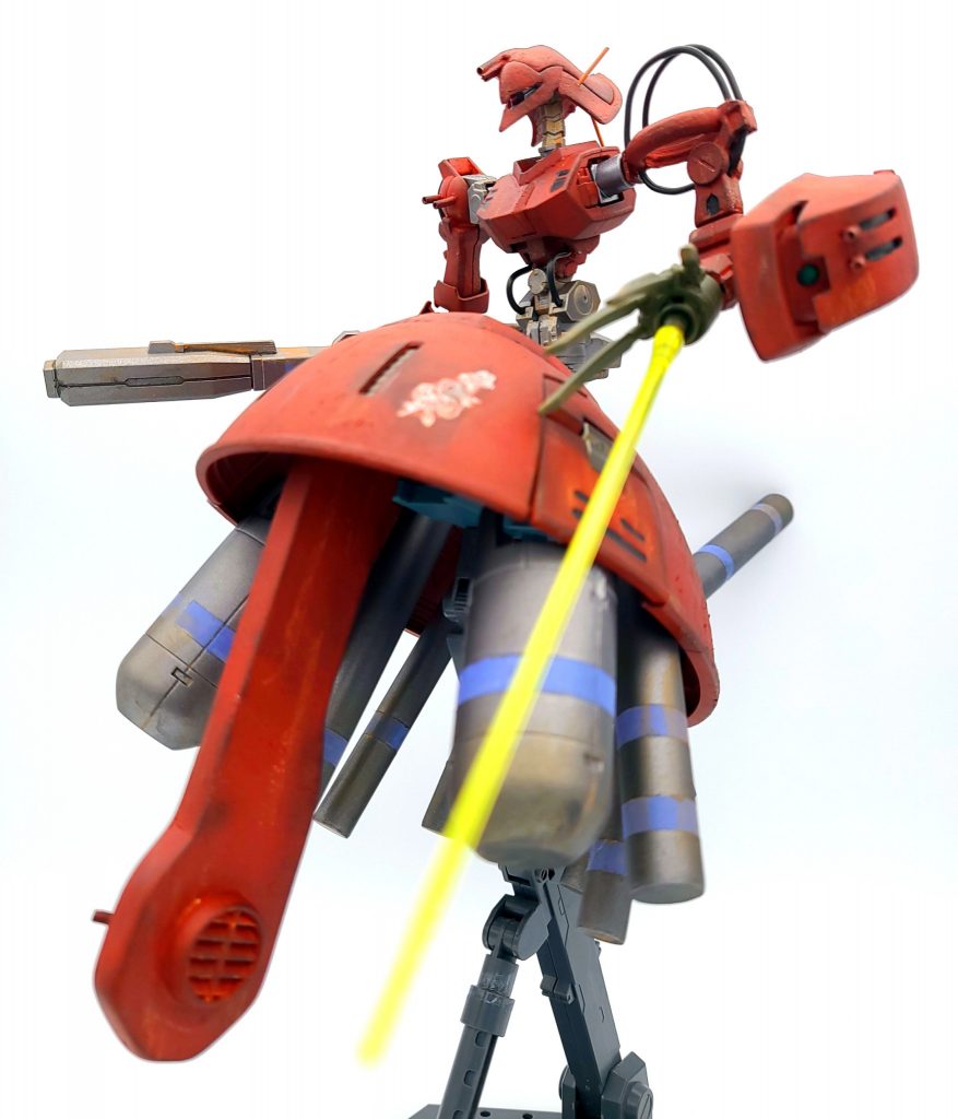 キットの腕を切り刻んで特徴的な左腕を再現しました。