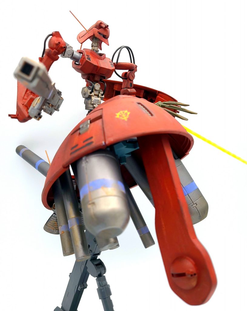 カラーリングはダルレッドとライトガンメタルです。プロペラントタンクにはすみれ色のラインを入れています。  ダルレッド部分には鋳造処理を行いました。パステルによるシャドウとウェザリングマスター、ライナーによるウェザリングを行っています。