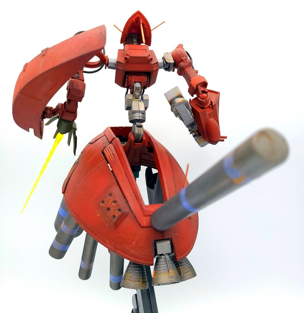 胴体にキットの右腕パーツを使う事で、胴体を長くより独特な体型を再現しました。