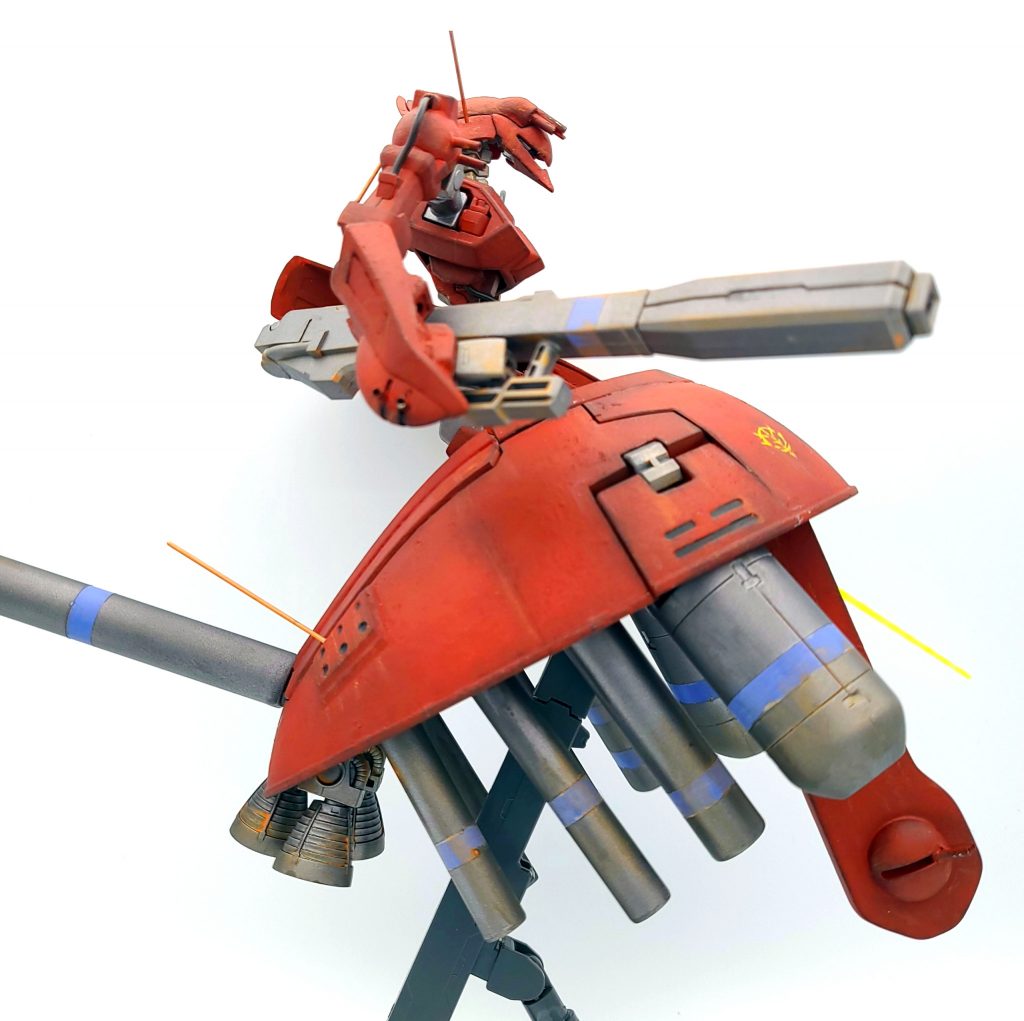 右手にはHGUC ドムのビームバズーカを小型化した物を装備させています。スカート内部のプロペラントタンクはプラパイプで、スタビライザーはプラ板でスクラッチしました。