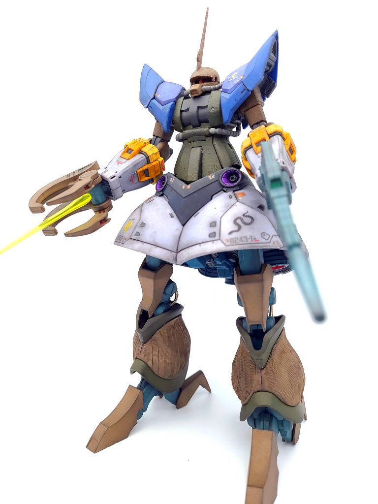 ザクⅡの胴体と腕を核にして、ジオングの前腕と下半身とバウンドドックの脚をミキシングしました。