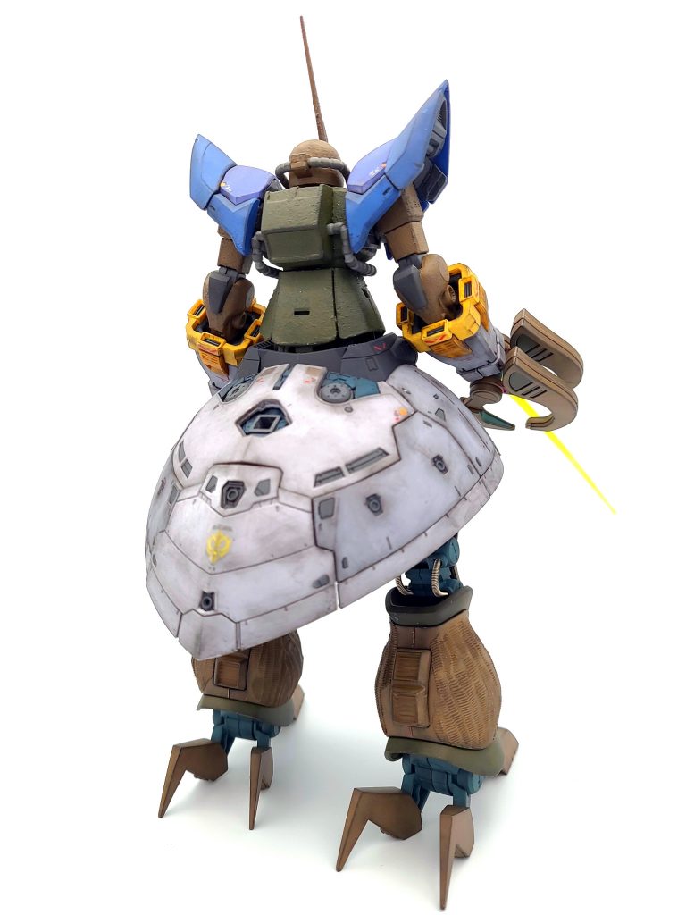 ザクⅡをベースにして、基地内に放置されていたジオングの下半身･腕部ユニットと脚部ユニットを現地改修で取り付けたというコンセプトです。