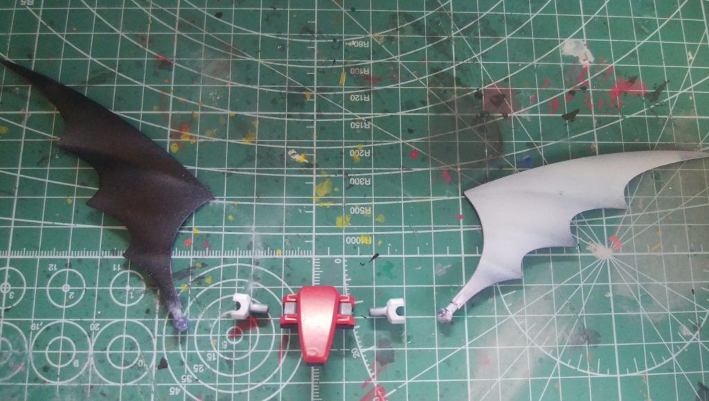 この作品のメイン、翼の接続部です。 元の接続部に「バトルアームズ」のポールジョイント受けに「SD真ゲッターロボ」の翼がジャストフィット!したので使用しました。