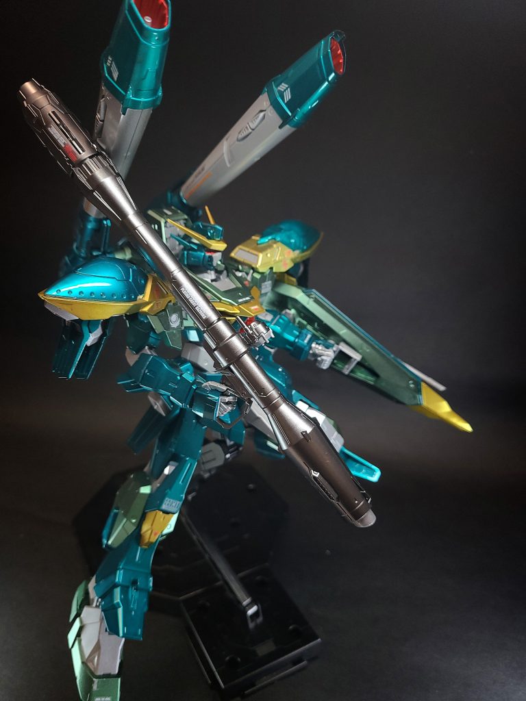 また、多数の火砲の搭載と同時に機動力の確保も考慮され、バックパック、肩部、脚部、サイドスカートといった各部位にはスラスターを設置している[2]。同時に重武装機でありながら機体は軽量化されている[9]。カラミティガンダムには単独飛行能力が備わっていないが[4]、搭載されたスラスターにより地表および水上をホバー走行する推力を獲得している[2]。ただし、高性能の代償としてその操縦には精神的・肉体的な負担が発生したため、ブーステッドマンの搭乗を前提としている[10]。前期GAT-Xの5機よりもさらに性能を特化させた機体となっているが、同シリーズのX252フォビドゥンガンダムやX370レイダーガンダムと連携する事で機能を補う