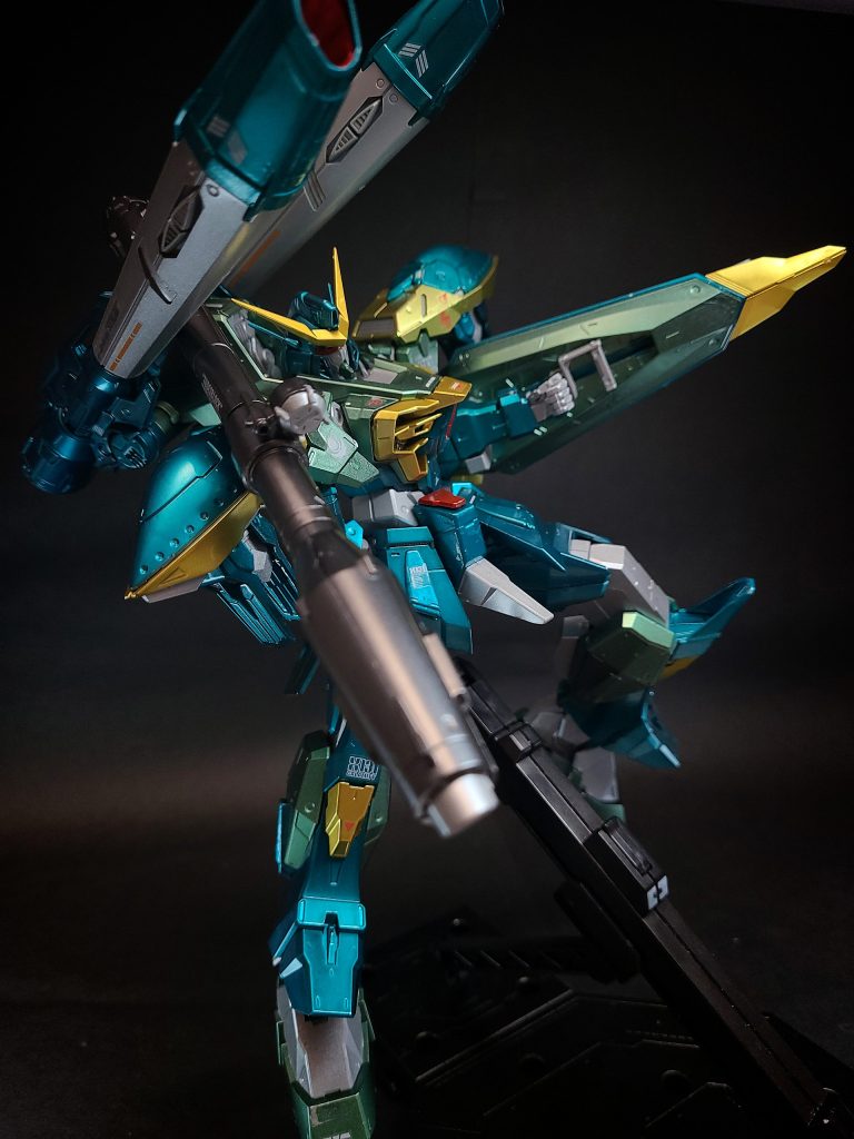 コクピットX370レイダー、X255フォビドゥンと同様にストライクダガーと共通のコクピットを採用。モニターが全天周型に近いものに改められ、死角が減っている[15]。OSブーステッドマン専用の物が採用されている。バックパックスラスターやシュラークの支持部を有する[5]。ここにもバッテリーが搭載されており、増強された各種火器を支えている[17]。