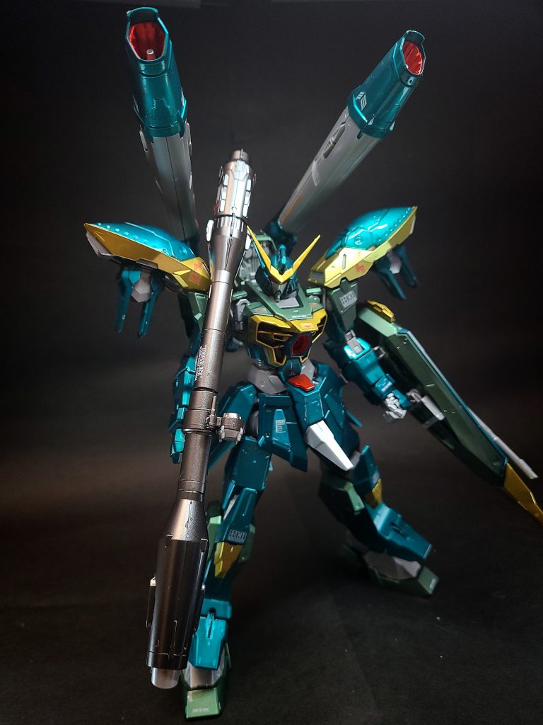 武装337mmプラズマサボット・バズーカ砲 トーデスブロック携行式の大型バズーカ砲。Sabot とはドイツ語で「装弾筒」、Todeselock [注 4]は「死刑台」「死の塊」の意。その名の通り小型の弾頭をプラズマに包む装備[18]。プラズマに包んだ弾頭を高速射出するもので、着弾地点周辺に大きなダメージと衝撃を与えるとした資料もみられる[2][注 5]。マガジンは砲後部に存在し、取り外し可能