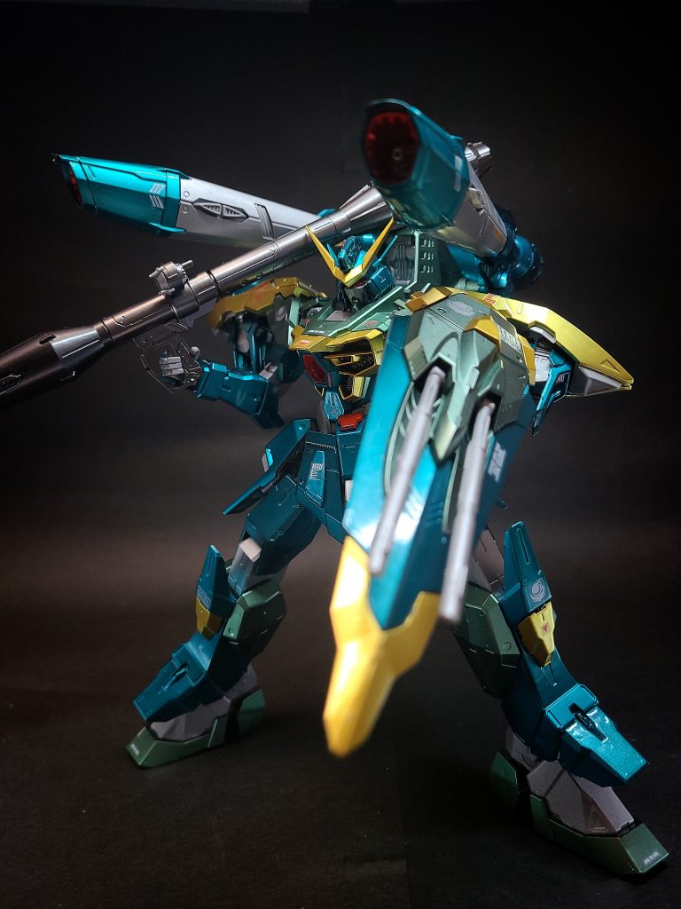 125mm 2連装高エネルギー長射程ビーム砲シュラーク背部の連装ビーム砲。Schlag とはドイツ語で「打撃」の意。通常のビームライフルの2倍以上の口径と高い連射性・出力を併せ持ち[2]、この装備によってカラミティは移動砲台としても機能する[19]。580mm複列位相エネルギー砲スキュラ胸部内蔵の大出力ビーム砲。イージスでその威力を立証され、カラミティガンダムの主砲として採用された[19]。攻撃範囲が広く、その装備配置上、発射までの隙が少ないために接近する敵機に対する牽制としても活用される