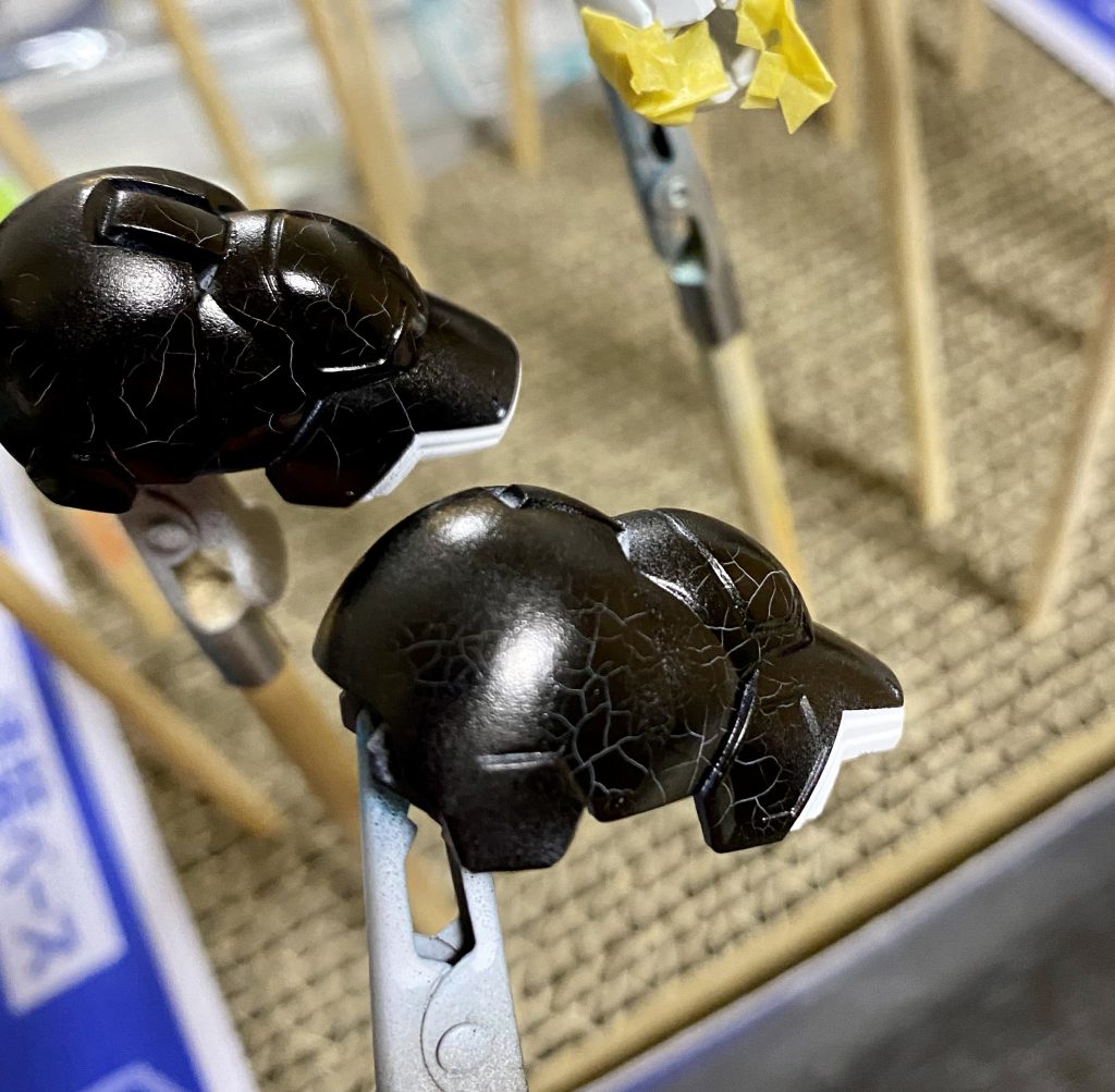 水性サフの上にガンダムマーカーの黒を塗ったが割れたので、結局黒だけは下地なしで塗装した。