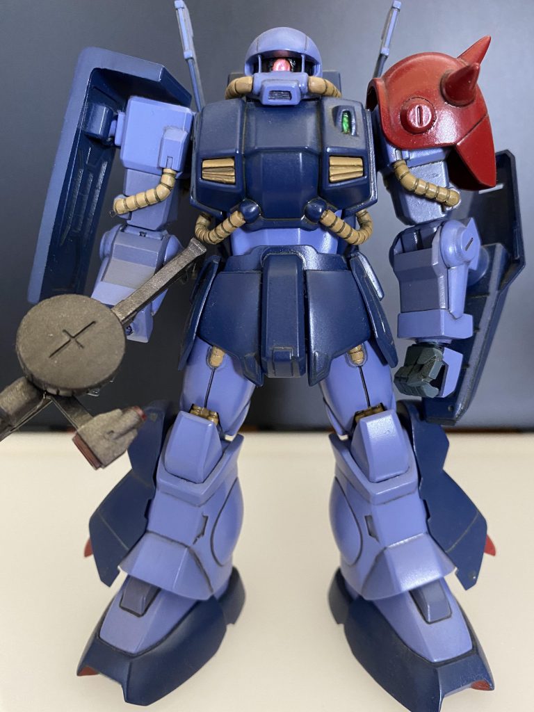 基本的にストレート組みですが、頭部のみモノアイ部分でカットして幅詰め、支柱を0.3mmプラ板に置き換え。円柱状のモノアイ部分を作り裏にアルミテープを貼ったHアイズを埋め、モノアイが動くようにしてあります。