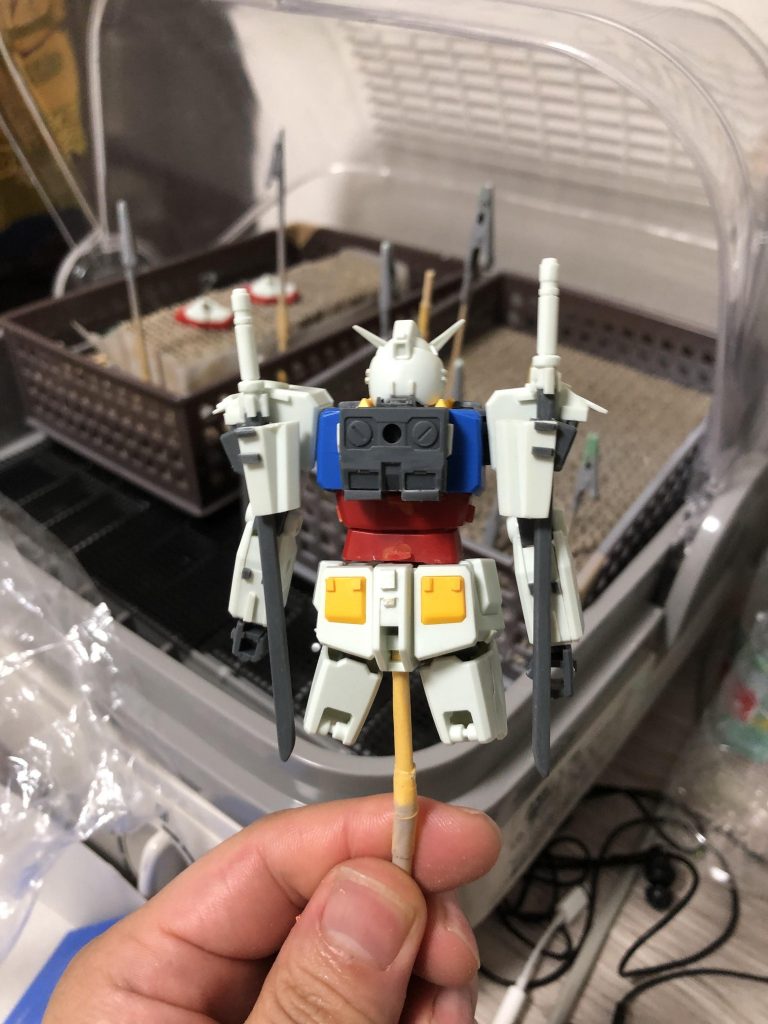 シールドも小型にした結果、余った余剰プラ部で肩部に後述のブレードをマウントする為のホルダーを作成。ビームサーベルもビーム刃がないので、ランナーでブレードを作成してそれらしく形を整えました。