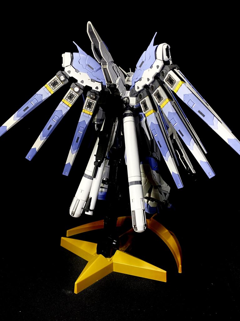 バックショット。綺麗なシンメトリーですね。ファンネル、プロペラントタンク、ハイパーバズーカと大量の情報量にも関わらず、しつこく見えない素晴らしいデザインですね。