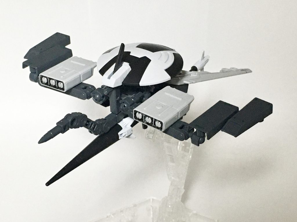 ブレイブブースター、正面。強力な武装を多数装備しており、また、ランスビットとシールドビットが分離することで、ブレイブハートの新たな手持ち武器になる。