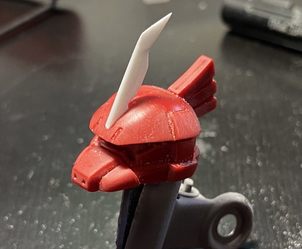 ツノはキットのは使用せずプラ板から製作。