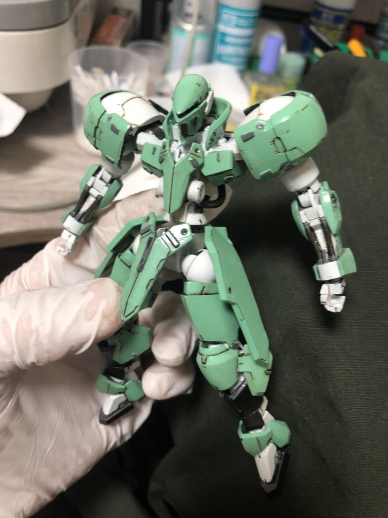 使用塗料は、新水性ホビーカラーとシタデルカラー。外装:H6グリーンとH21グランプリの調色。ディテール部分・脛・チューブetc:H32赤鉄色、H52ニュートラルグレー。フレーム、スレッグ・ブレジャー先端:H21グランプリホワイト。ディテール一部:シタデルカラーのリードベルチャー墨入れは、クサカベのマルスブラック、チタニウムホワイト、アンバーシェンナをホルベルンで薄めて使用しました。