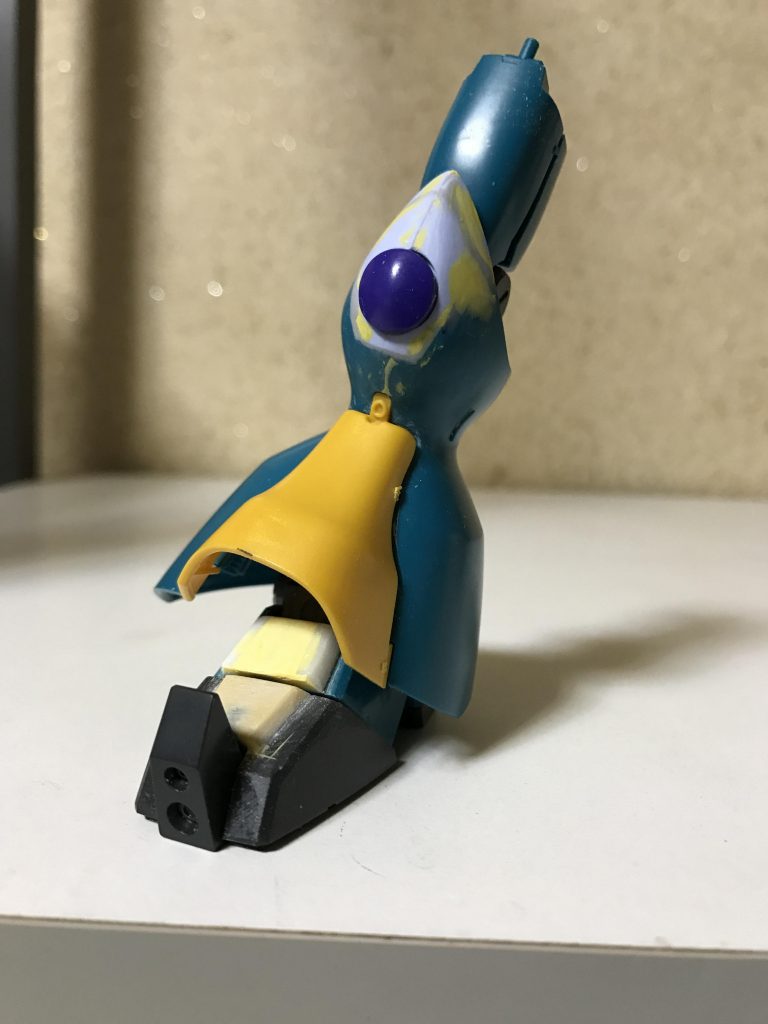 膝はギャンのものを切り刻んでくっつけました。足の甲も「シリンダー剥き出しってのはちょっとなぁ〜」って事で、装甲をかぶせました。