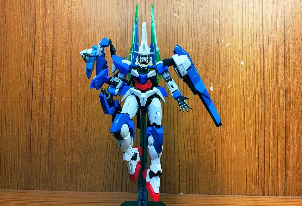 トライクアンタムバースト状態。クアンタのGNドライヴをそれぞれ接続し、かつエクシアのGNドライヴを解放状態にすることで発動。