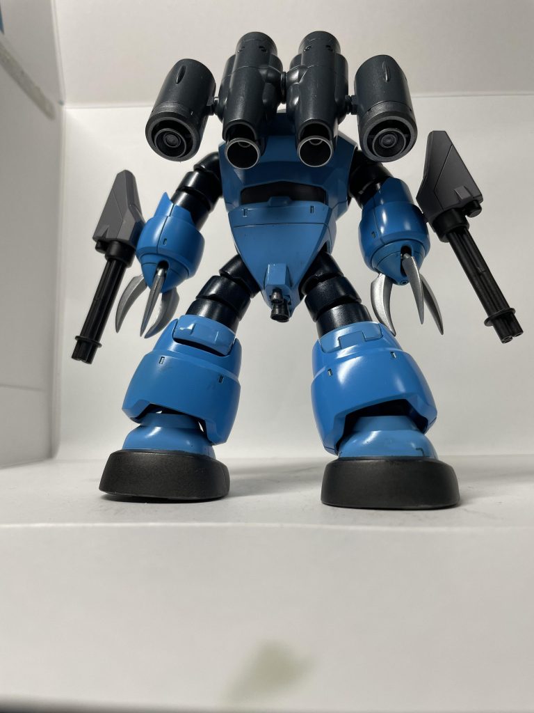 股下にもスラスターを3機増設、急速に敵に接近して一撃離脱する戦法です。(ザクレロ的な)