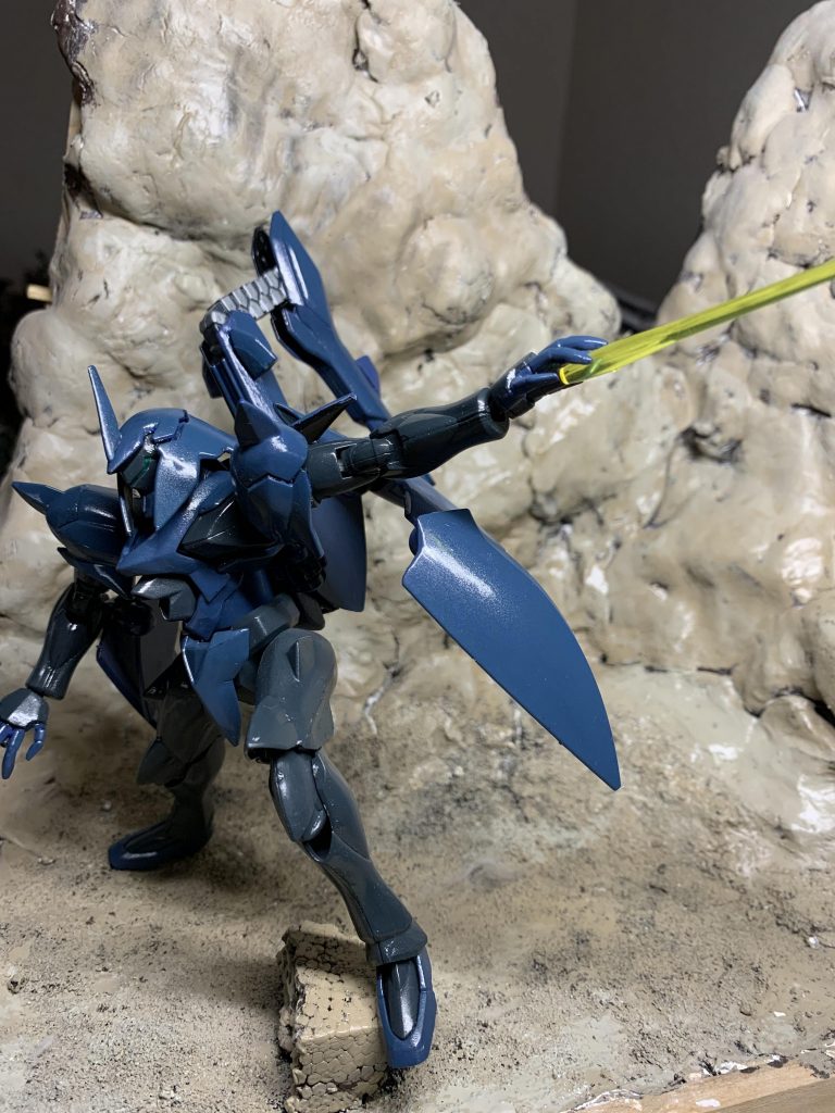 いつものジオラマベースでのお写真。ビームサーベルを同時制作中の百式から奪ってきて持たせてみましたのだ。普段はあまりビームサーベルを持たせないのですが、UEやウェイガン系はシンプルなデザインが故に映えますのでマストでサーベルや剣を持たせたくなりますね。