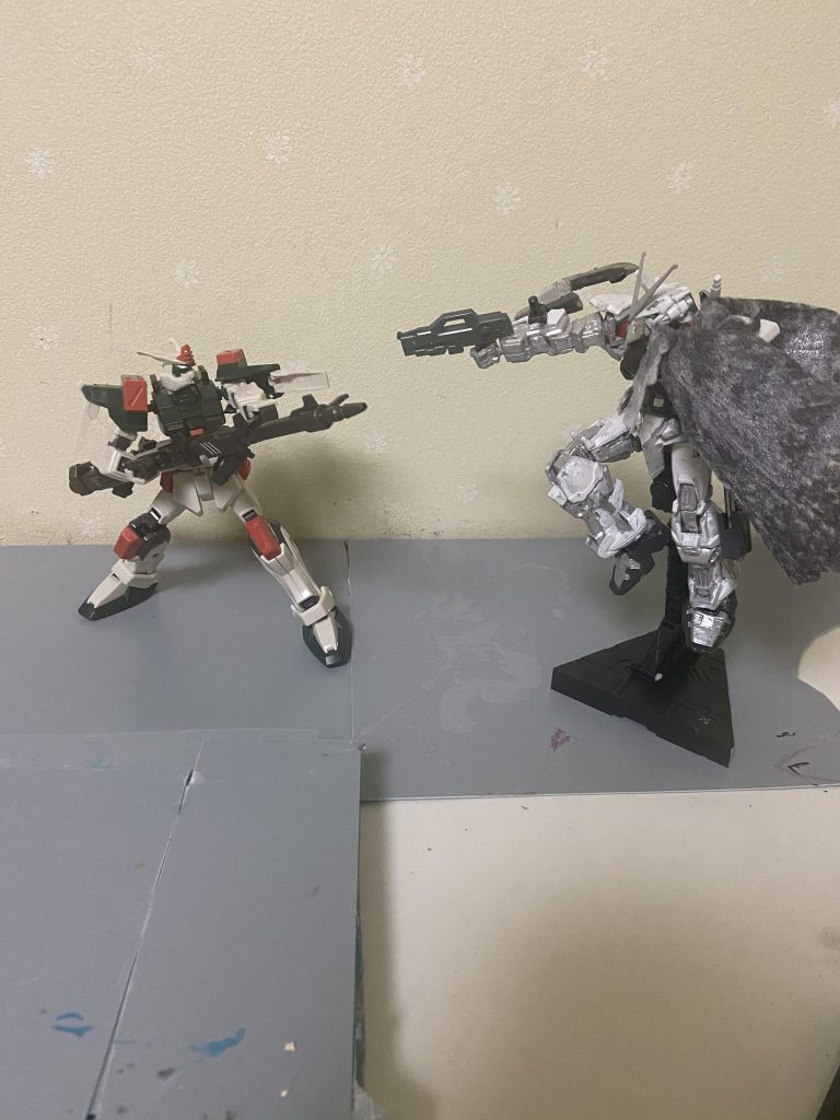 設定上では、複製されたバスターガンダムと交戦重火器の火力に苦戦するもビームガンで牽制しつつ、ビームソードで攻撃することで辛くも勝利する。  以上アストレイシルバーフレームDでした、前からマントをつけたガンダム作ってみたかったので、ものすごく楽しかったです。