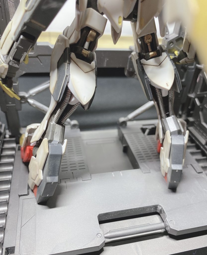 先程の間接裏の金属塗装です、個人的に踵の小さな溝に銀を入れるだけでグッと良くなるなぁと実感しました、少し違う色を足す大切さがとても身をもって実感できた制作だったと思います!