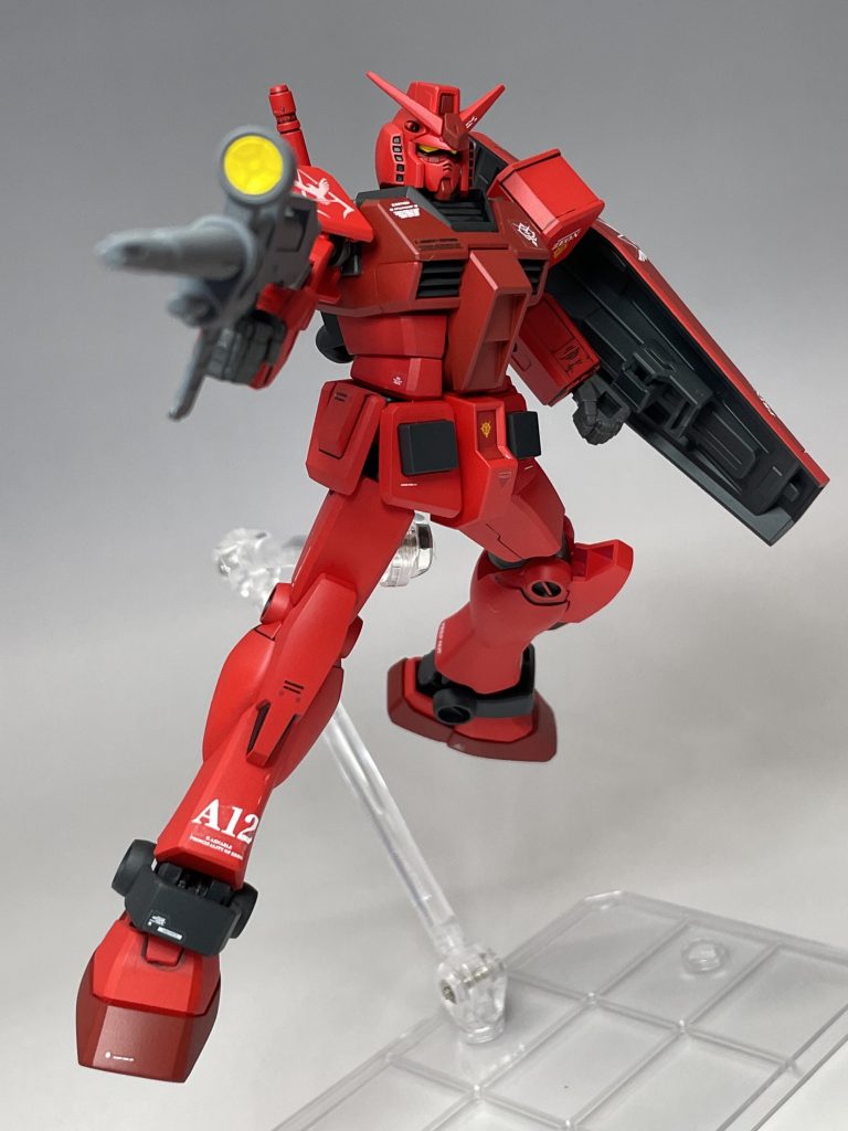 元々はクリアレッドのまま仕上げようかと思ったのですが、普通のベタ塗り塗装で仕上げました。シールドの十字マークと腰のvマークは埋めました。