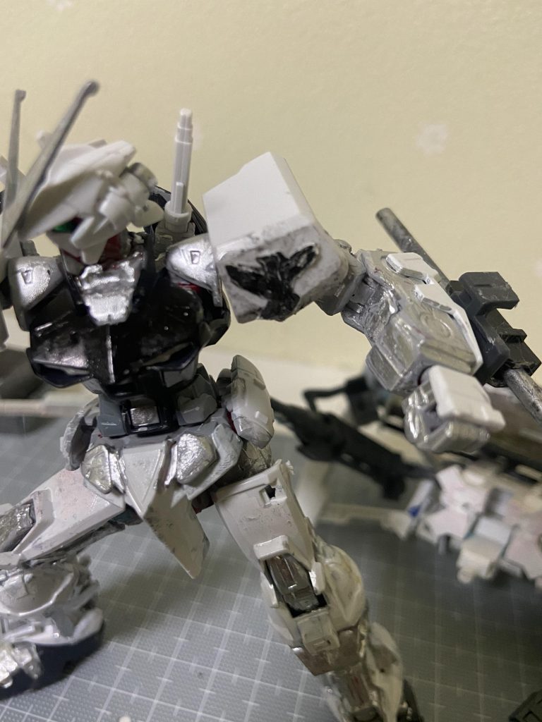 黒い鳥のエンブレム下手くそですが自分で作成して貼り付けてみました、機体の色的に他のエンブレムにしようとも思ったのですが、武装の種類的にもこの黒い鳥の方がいいと思いますこっちを製作、設定上はとある施設跡地で見つけてシルバーフレームに貼り付けたと言う設定です。以上、アストレイシルバーフレームでしたなんというかほとんどアーマードコアになってしまいました、完全に趣味全開で申し訳ないです、また機会がありましたら今度はSEED寄りのカスタマイズをやってみたいと思います。