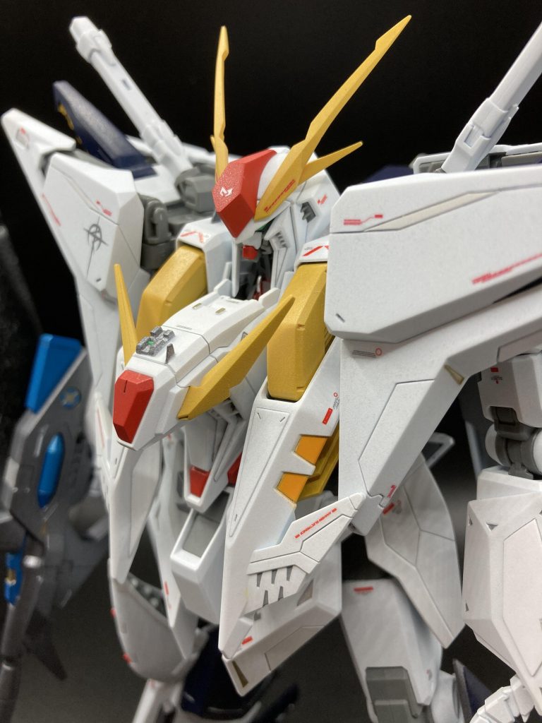 胸元にプラ板使用してメカディテール追加。ミノフスキークラフトにスジボリ追加し、マスキングで色分け。