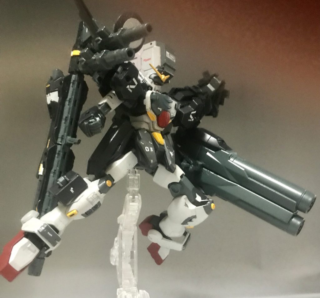 肩部ロケットランチャー右肩に二門装備したサブ兵装、アーマードにも左肩シールド裏に一門装備されている