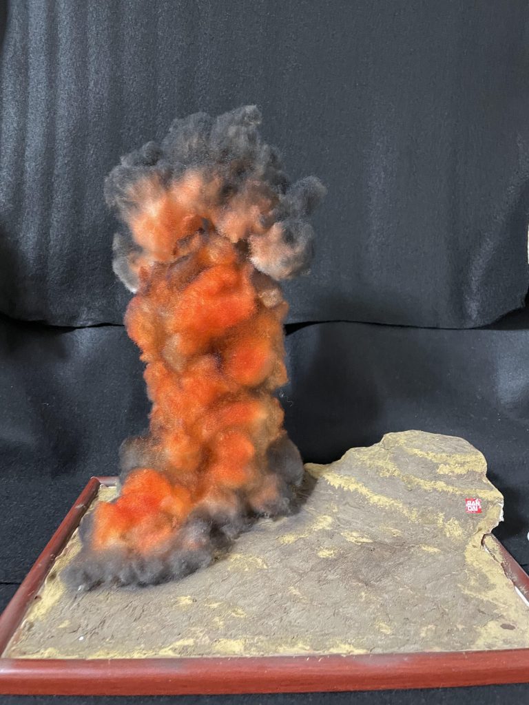 中心をクリアーオレンジやクリアーレッド煙部分をブラックやグレーで塗装